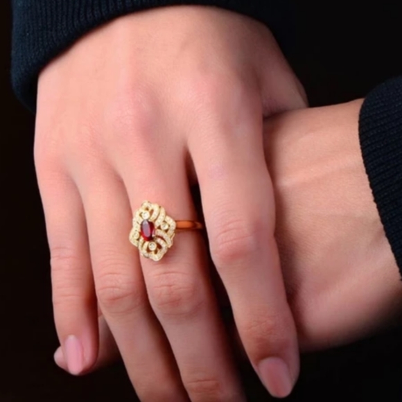 Exquisite 18k Gold Ruby Ring - Picture 3 of 12